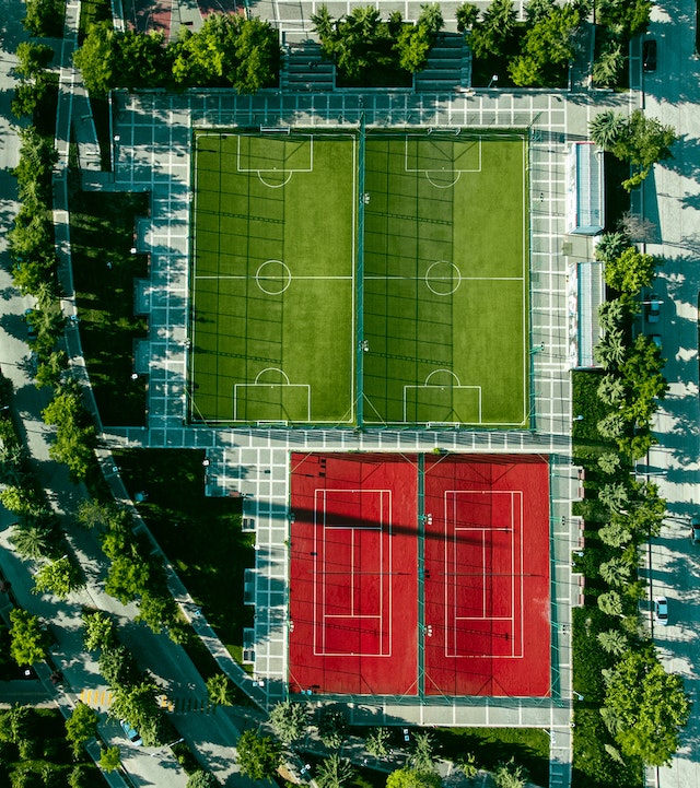 Fotbollsplaner och tennisbanor i vy från ovan, för att visualisera vad som kan bokas med Tidlas bokningssystem. Genrebild.